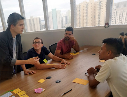 Facilitando workshop sobre inovação